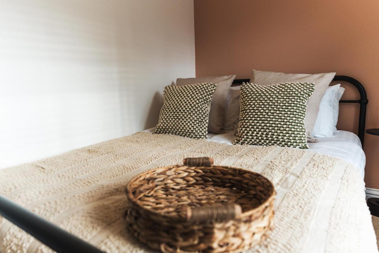 Wych Cottage, Striking 2 Bed, Parking, Ground Floor Flat - Step Free 萨默顿 外观 照片