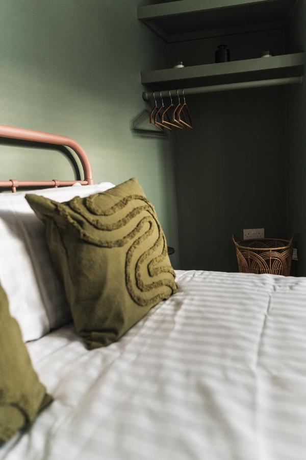 Wych Cottage, Striking 2 Bed, Parking, Ground Floor Flat - Step Free 萨默顿 外观 照片