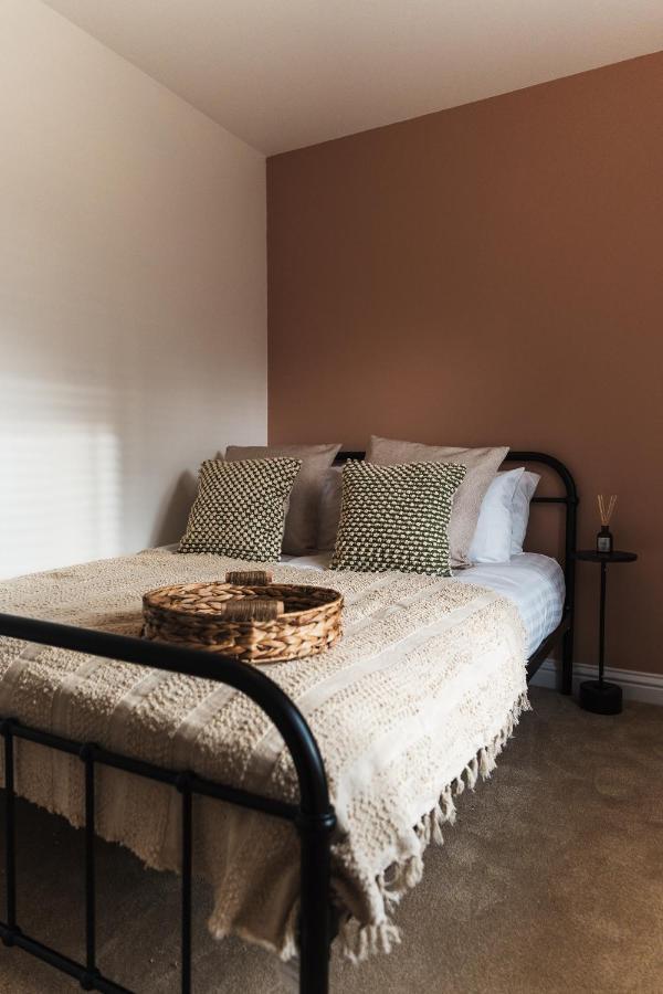 Wych Cottage, Striking 2 Bed, Parking, Ground Floor Flat - Step Free 萨默顿 外观 照片