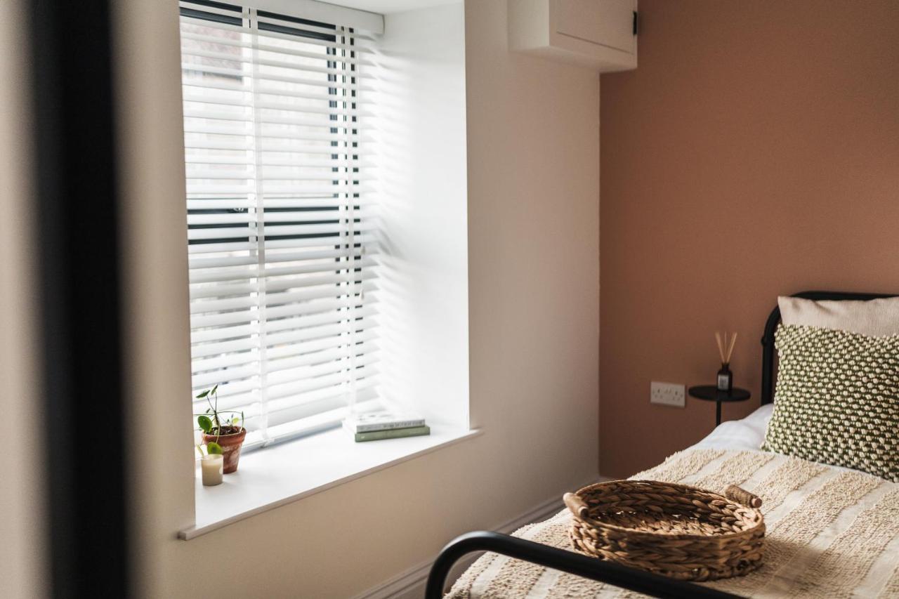Wych Cottage, Striking 2 Bed, Parking, Ground Floor Flat - Step Free 萨默顿 外观 照片