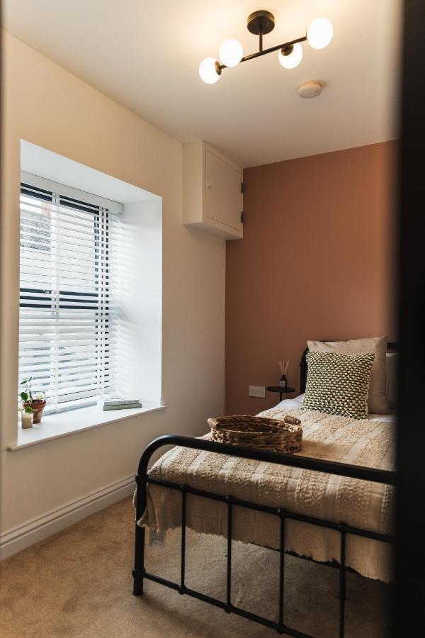 Wych Cottage, Striking 2 Bed, Parking, Ground Floor Flat - Step Free 萨默顿 外观 照片