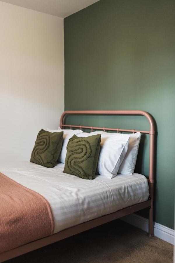 Wych Cottage, Striking 2 Bed, Parking, Ground Floor Flat - Step Free 萨默顿 外观 照片