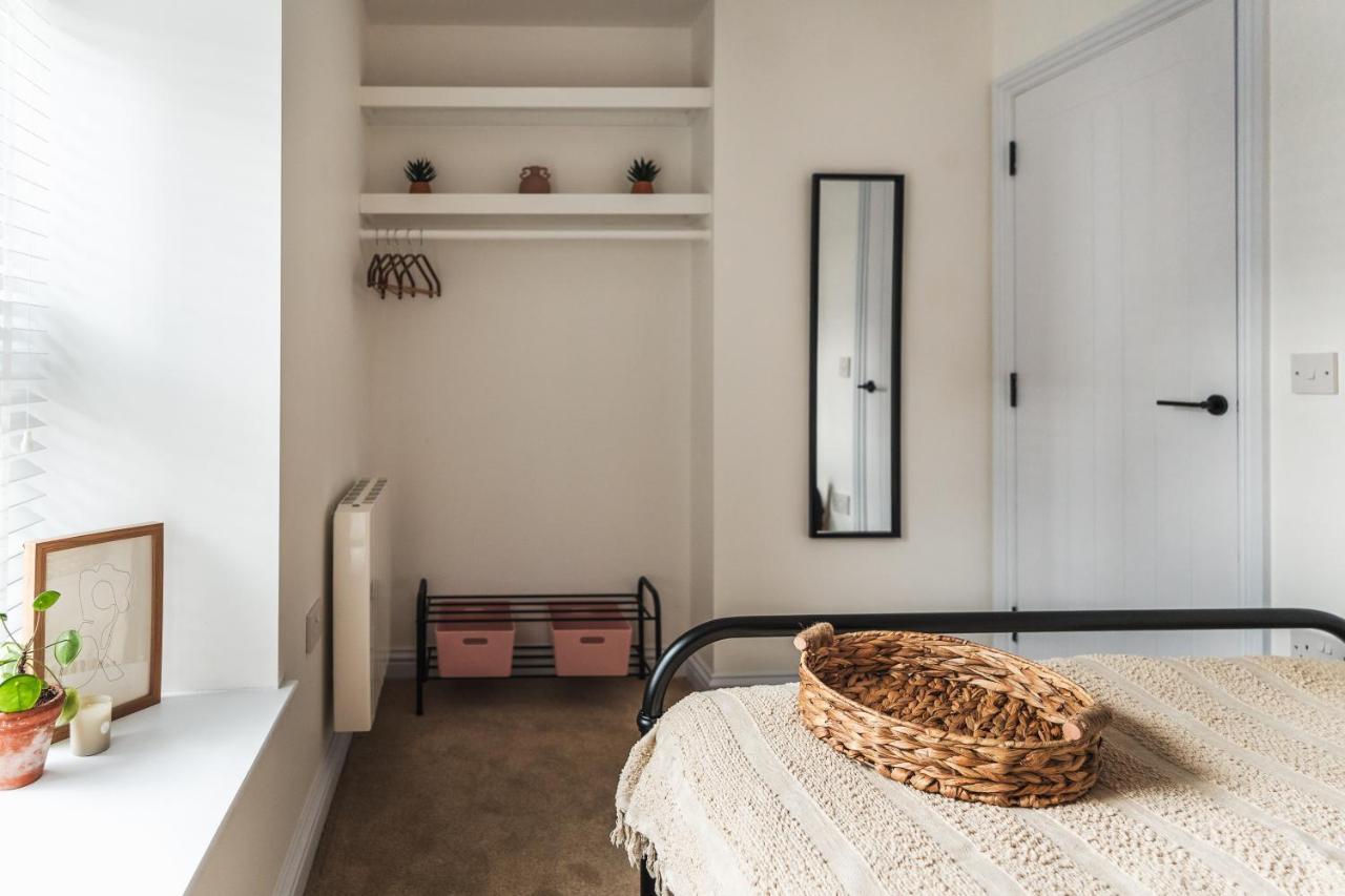 Wych Cottage, Striking 2 Bed, Parking, Ground Floor Flat - Step Free 萨默顿 外观 照片